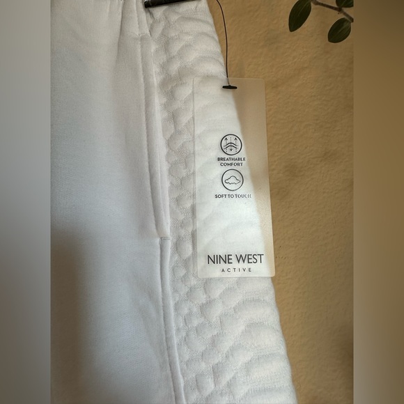 Nine West size medium comfy, quilted, white active shorts with pockets! - Picture 7 of 11